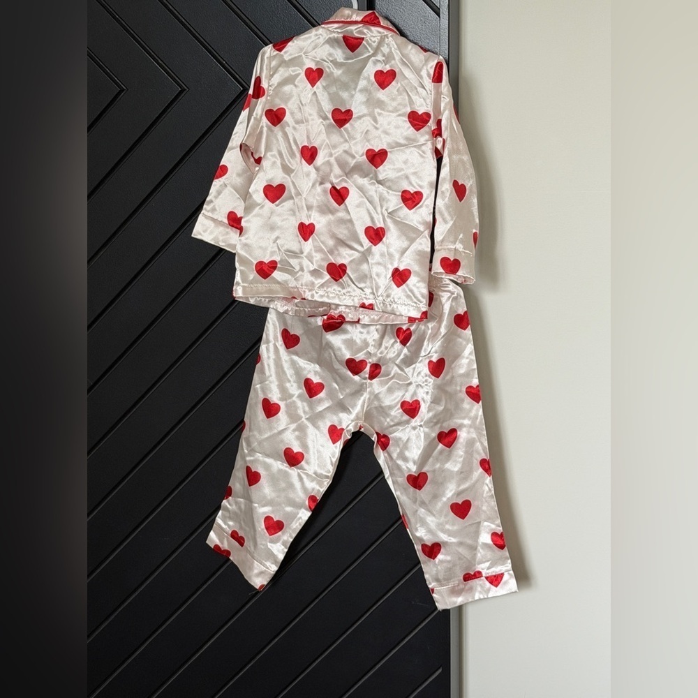 Girls satin PJs in heart print. Size 2T. Great condition! - Picture 3 of 3